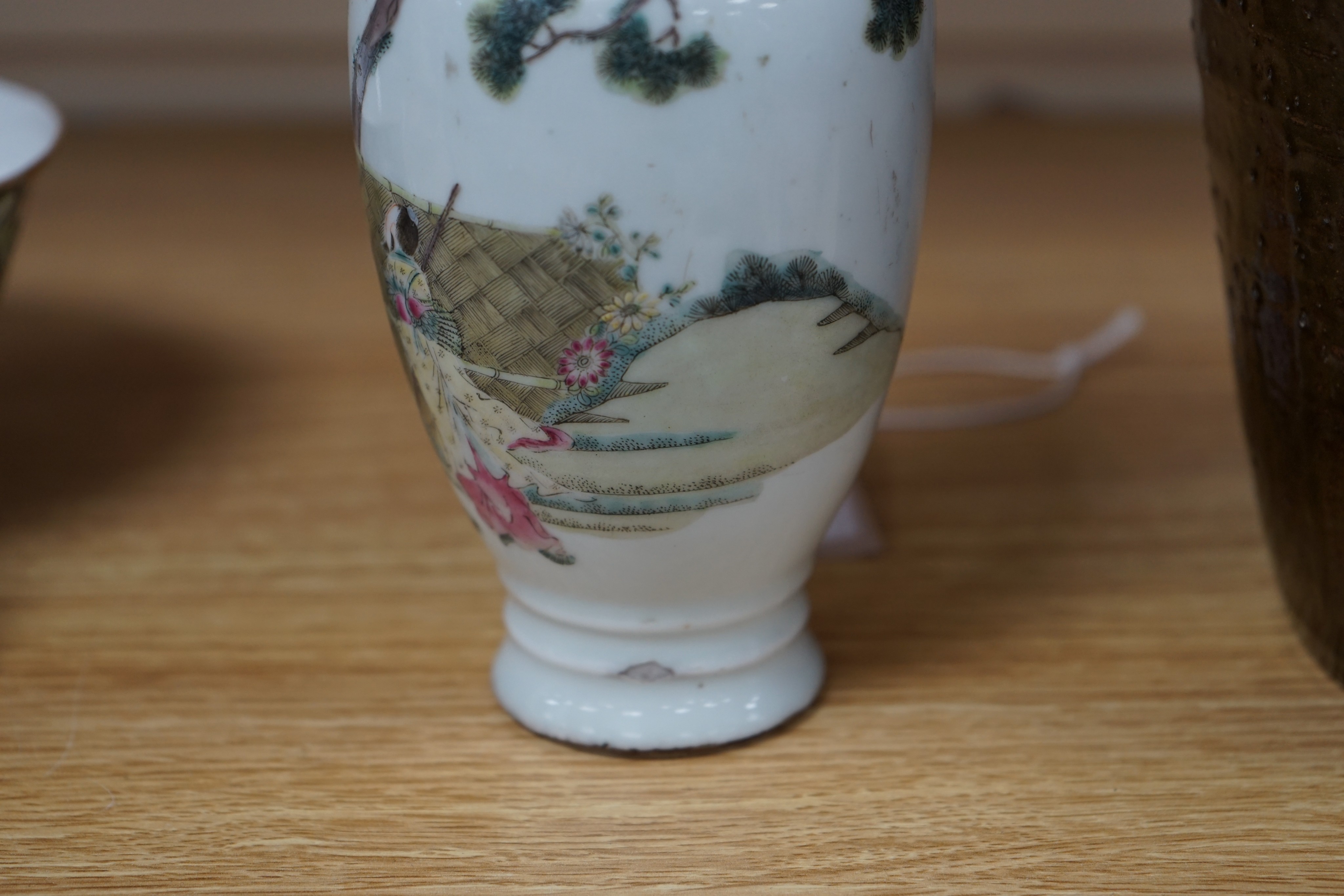A Chinese famille rose vase, late Qing/ Republic, 20cm